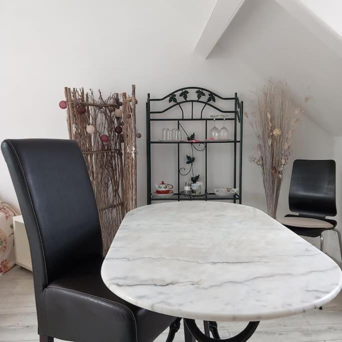 Le Cocon Rouge - Studio En Plein Centre Historique 朗巴勒 外观 照片