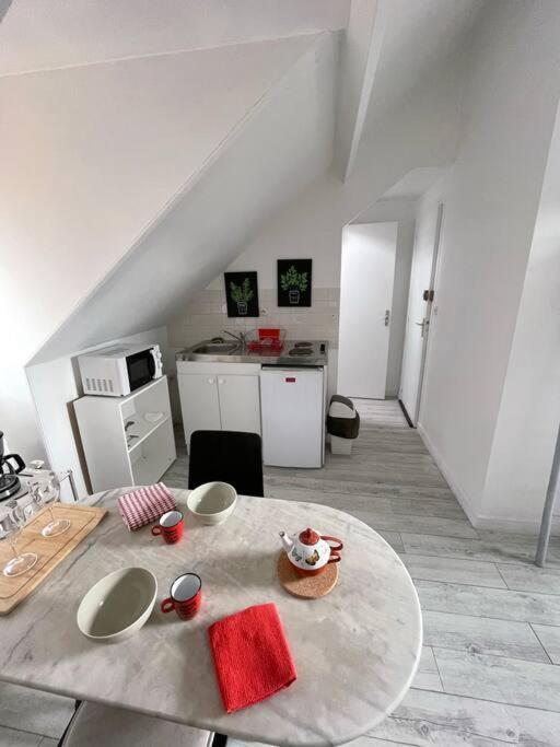 Le Cocon Rouge - Studio En Plein Centre Historique 朗巴勒 外观 照片