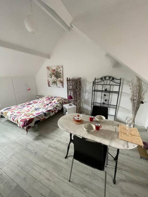 Le Cocon Rouge - Studio En Plein Centre Historique 朗巴勒 外观 照片