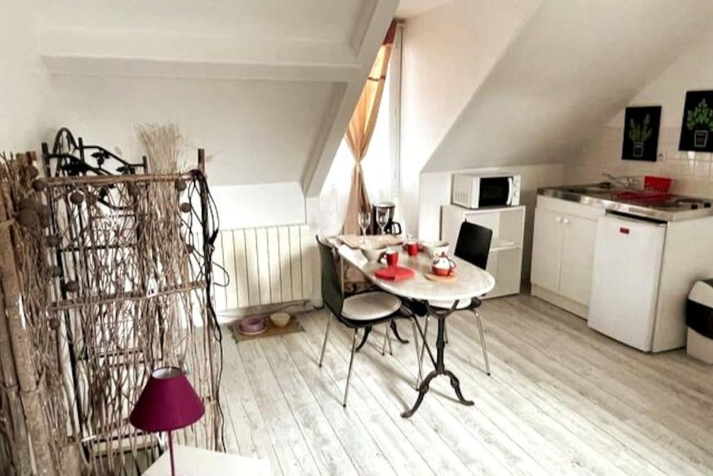 Le Cocon Rouge - Studio En Plein Centre Historique 朗巴勒 外观 照片
