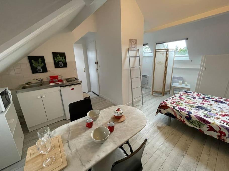 Le Cocon Rouge - Studio En Plein Centre Historique 朗巴勒 外观 照片