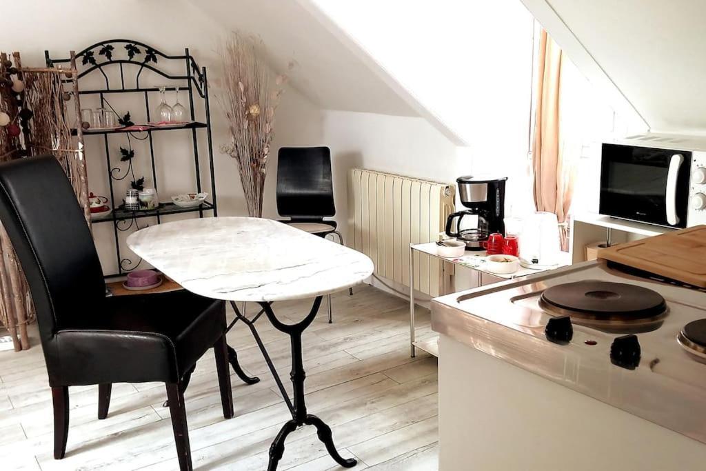 Le Cocon Rouge - Studio En Plein Centre Historique 朗巴勒 外观 照片